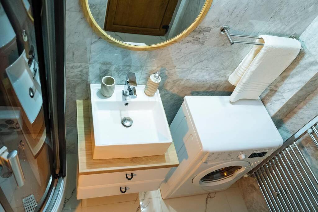 Studio With Private Terrace Next To Cismigiu بوخارست المظهر الخارجي الصورة
